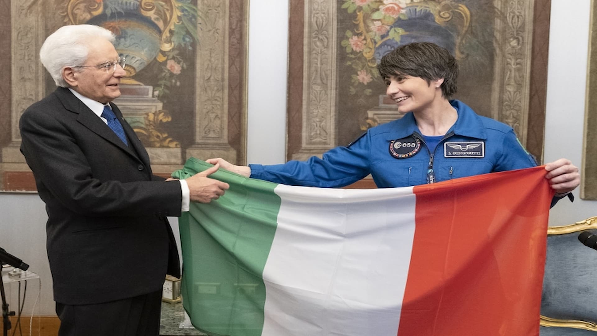 Samantha Cristoforetti ha restituito il Tricolore al Presidente Mattarella