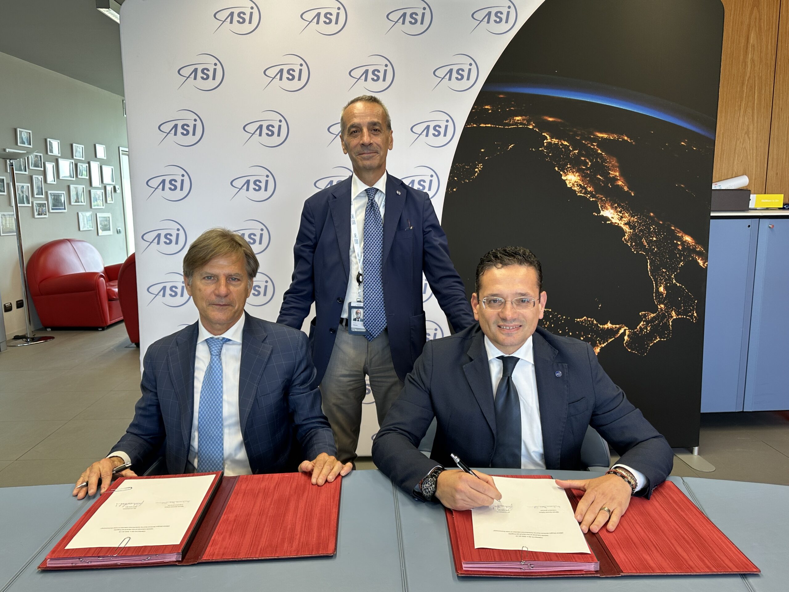 Da sinistra: il managing director di OHB Italia, Roberto Aceti, il presidente dell’ASI, Teodoro Valente e il direttore generale dell’ASI, Luca Vincenzo Maria Salamone.