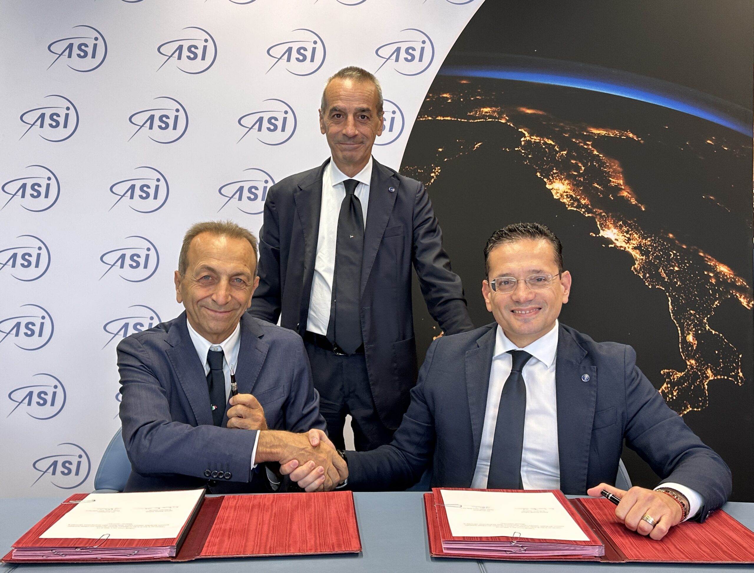 Da sinistra: Giampiero Di Paolo, AD Thales Alenia Space Italia, Teodoro Valente, Presidente ASI, Luca Salamone, Direttore Generale ASI, durante la firma del contratto per lo sviluppo del modulo lunare MPH, il 25 luglio 2025. Credits: ASI