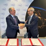 Stretta di mano tra (da sinistra) Bruno Frattasi, Direttore generale di ACN, e Teodoro Valente, Presidente dell’Agenzia Spaziale Italiana (ASI)