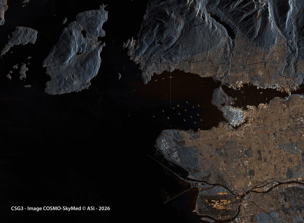 Vancouver - Nell’immagine la città di Vancouver e il suo skyline. Sono ben individuabili alcune navi a largo del Porto di Vancouver, il più grande del Canada e uno dei più importanti del Nord America, cruciale per il commercio, le crociere, specialmente verso l'Alaska, e il trasporto container.