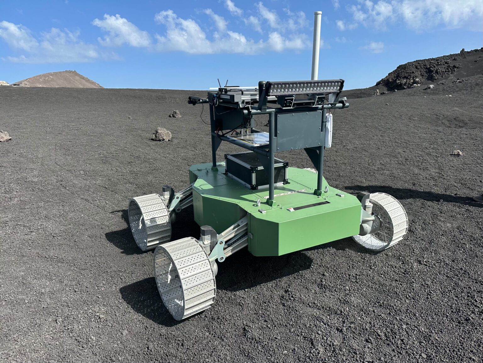 Dettaglio delle ruote e delle gambe articolate del rover ETNA sul terreno vulcanico