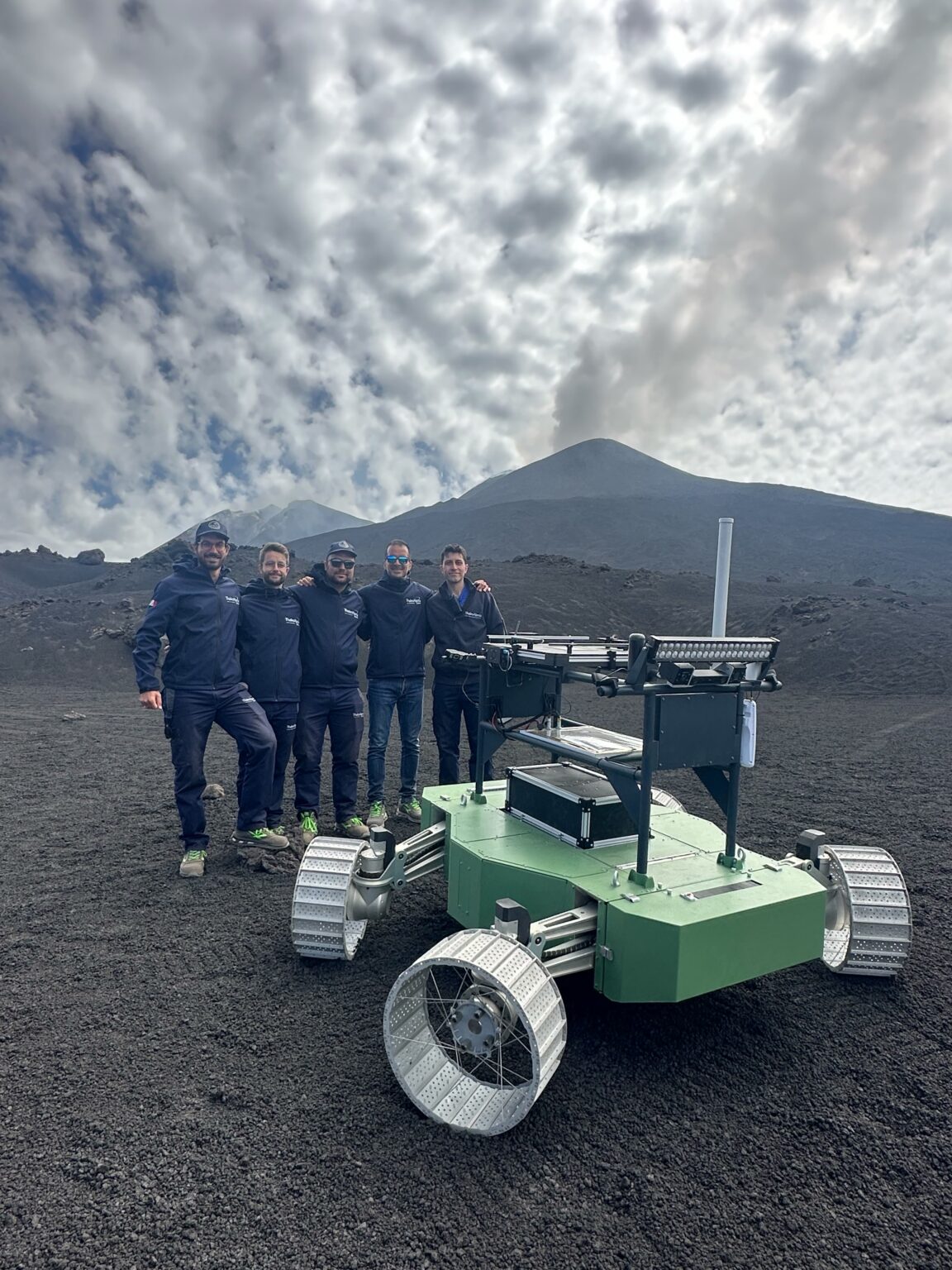 Team italiano del programma ULS con il rover ETNA sul vulcano